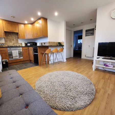 Entire Flat, Bright & Open With Own Entrance Leeds (West Yorkshire) Exterior photo